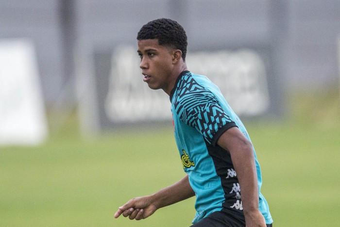 Andrey treina no CT Moacyr Barbosa na Cidade de Deus em 12 de maio de 2022