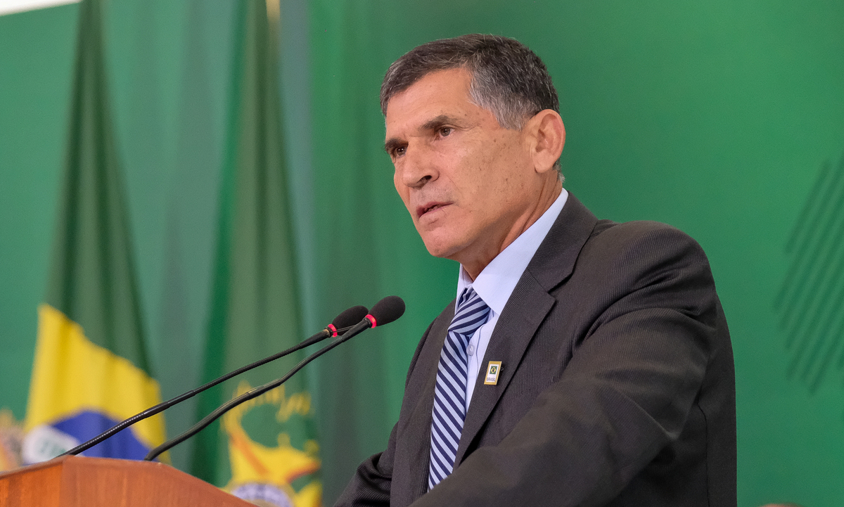 General Santos Cruz é internado após princípio de infarto