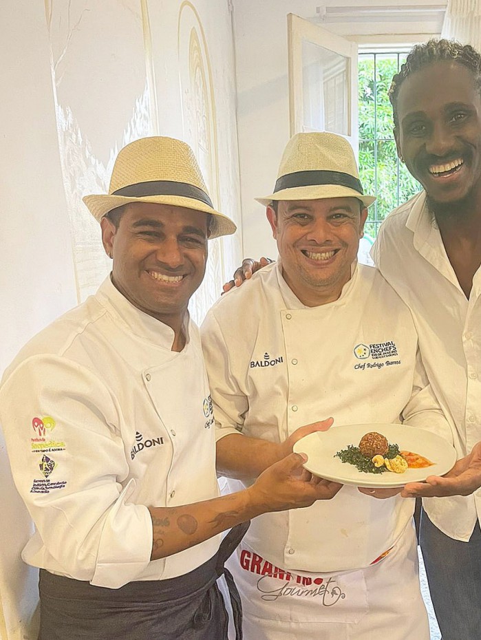 Os chefs Cadu Freita e Rodrigo Barros recepcionaram o ator Demerson D'alvaro no Enchefs