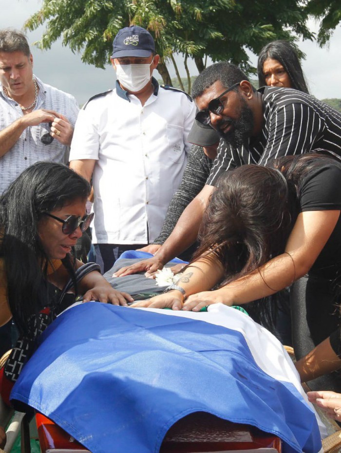 Familiares ficaram muito emocionados durante o sepultamento