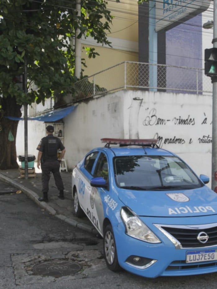 Movimento policial durante mais um dia de opera&ccedil;&atilde;o no Morro dos Macacos