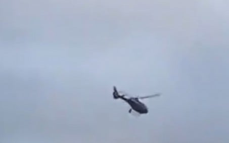 Piloto de helicóptero alvejado por criminosos no Complexo da Penha presta depoimento 