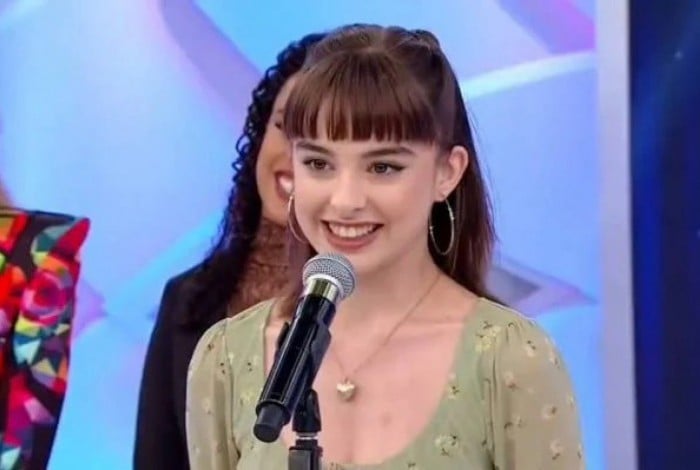 Bel Moreira fala sobre seu namoro com Halana Lacerda no Programa Silvio Santos