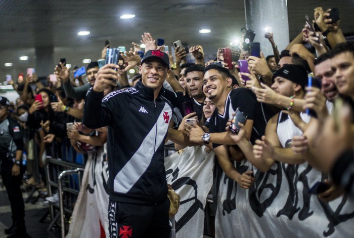 Anderson Conceição com a torcida em Manaus