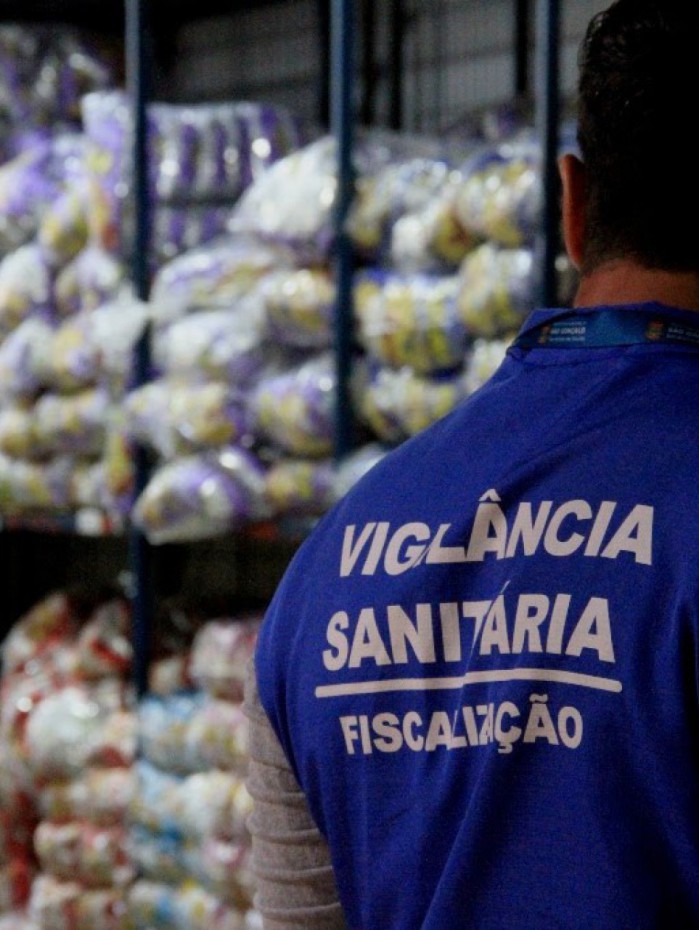 Durante as inspeções, a Vigilância encontrou lixo, caixas de papelão, caixotes, alimentos, bebidas e material de limpeza amontoados no mesmo lugar.