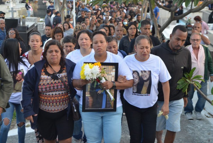  Ana Júlia Mathias, de 22 anos, é enterrada no Cemitério Municipal de Nova Iguaçu, na Baixada Fluminense
