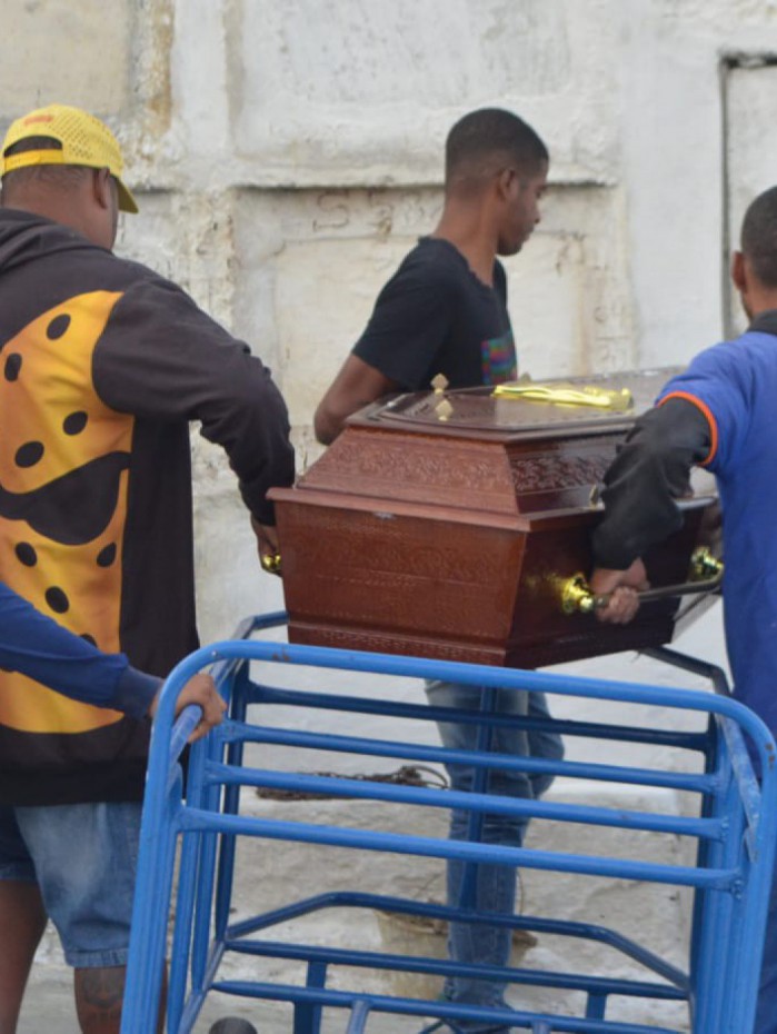  Ana Júlia Mathias, de 22 anos, é enterrada no Cemitério Municipal de Nova Iguaçu, na Baixada Fluminense