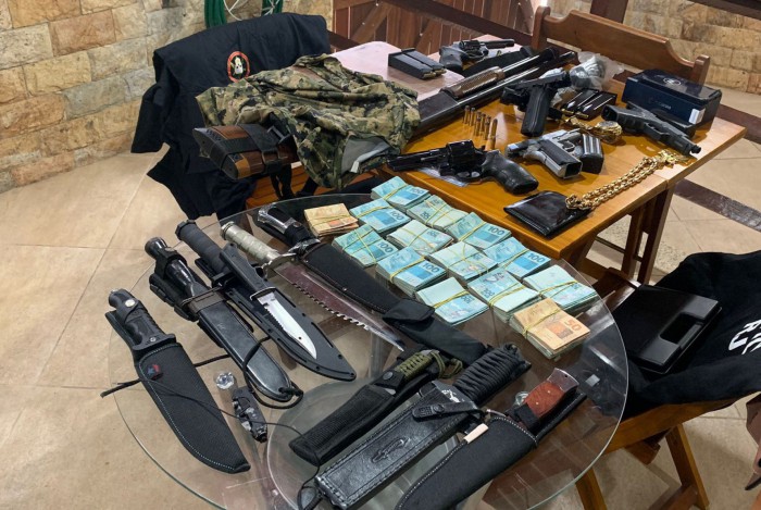 Armas, fardas e dinheiro foram encontrados na casa de Badaró, segurança de miliciano