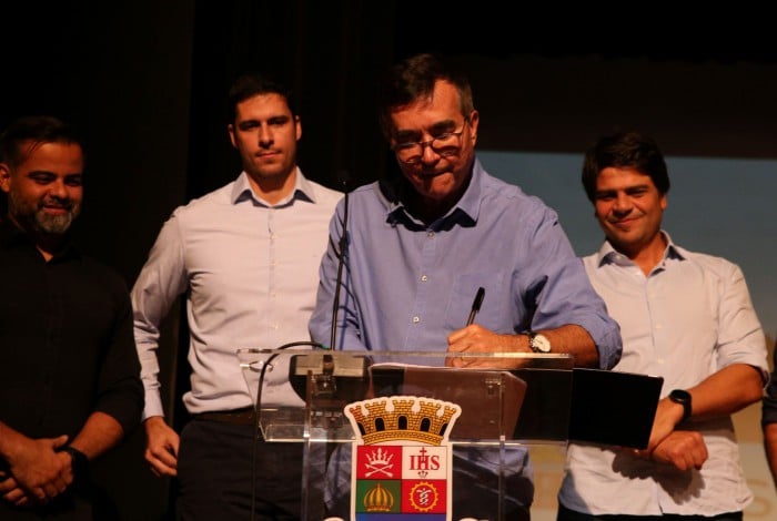 Ao representar o prefeito Axel Grael na assinatura o vice-prefeito Paulo Bagueira disse que o convênio é um marco na relação entre os taxistas e o cidadão de Niterói. 