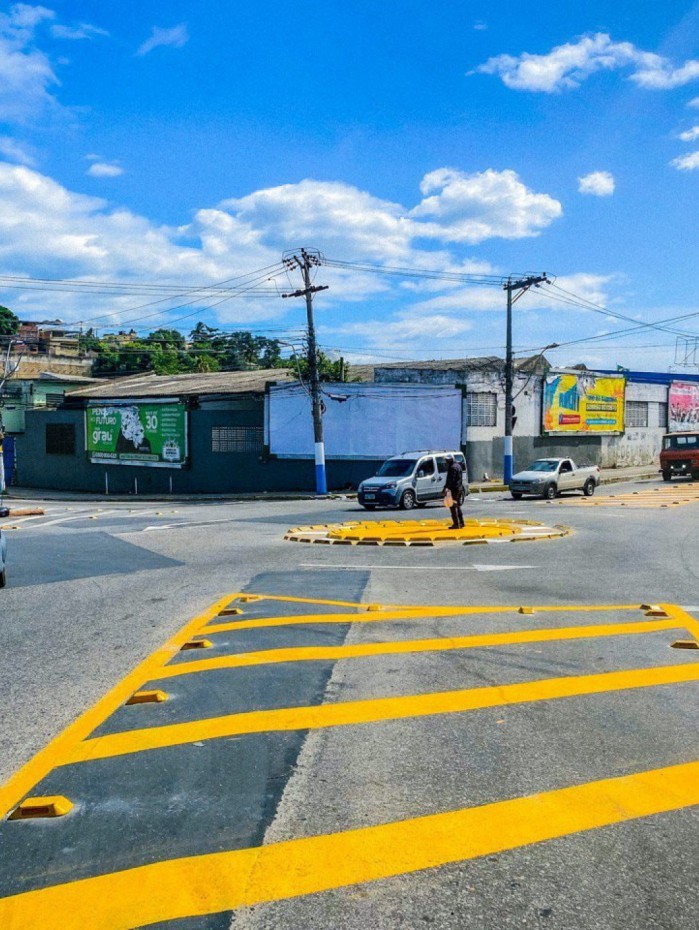 Final da Rua São João Batista recebe nova sinalização de trânsito e rotatória