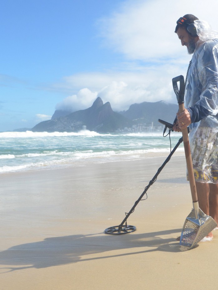 Ressaca na praia do Arpoador 
Na foto, Airton de Souza, garimpeiro de tesouro 