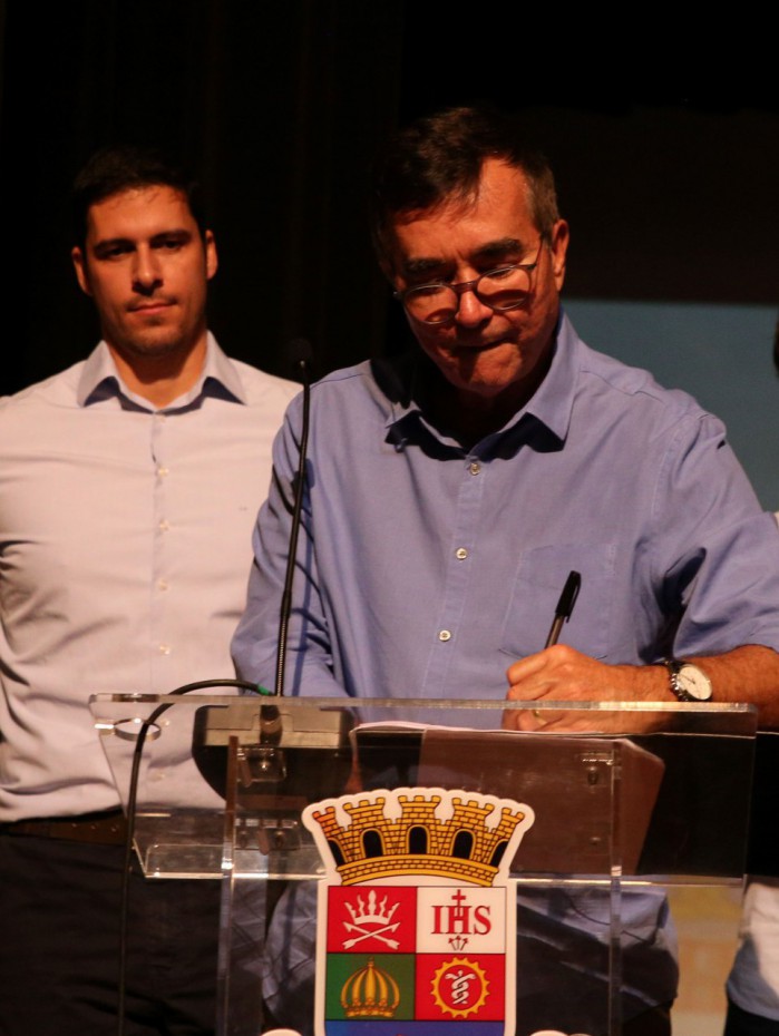 Ao representar o prefeito Axel Grael na assinatura o vice-prefeito Paulo Bagueira disse que o convênio é um marco na relação entre os taxistas e o cidadão de Niterói. "Estou feliz e orgulhoso", disse Bagueira.