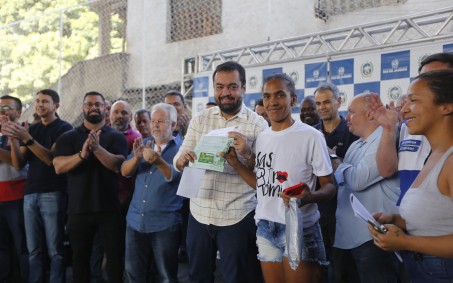 Castro entrega cartões do Programa Recomeçar para moradores de Nova Iguaçu