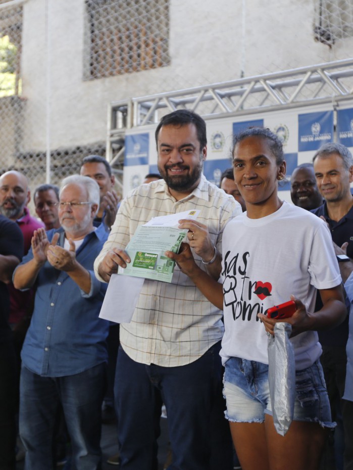 Governador Cláudio Castro entrega em Nova Iguaçu mais cartões do Programa Recomeçar para vítimas das chuvas