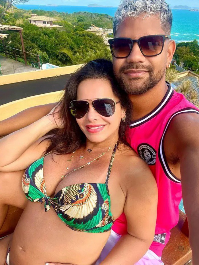Viviane Araújo tira selfie com Guilherme Militão e expõe barriga de grávida