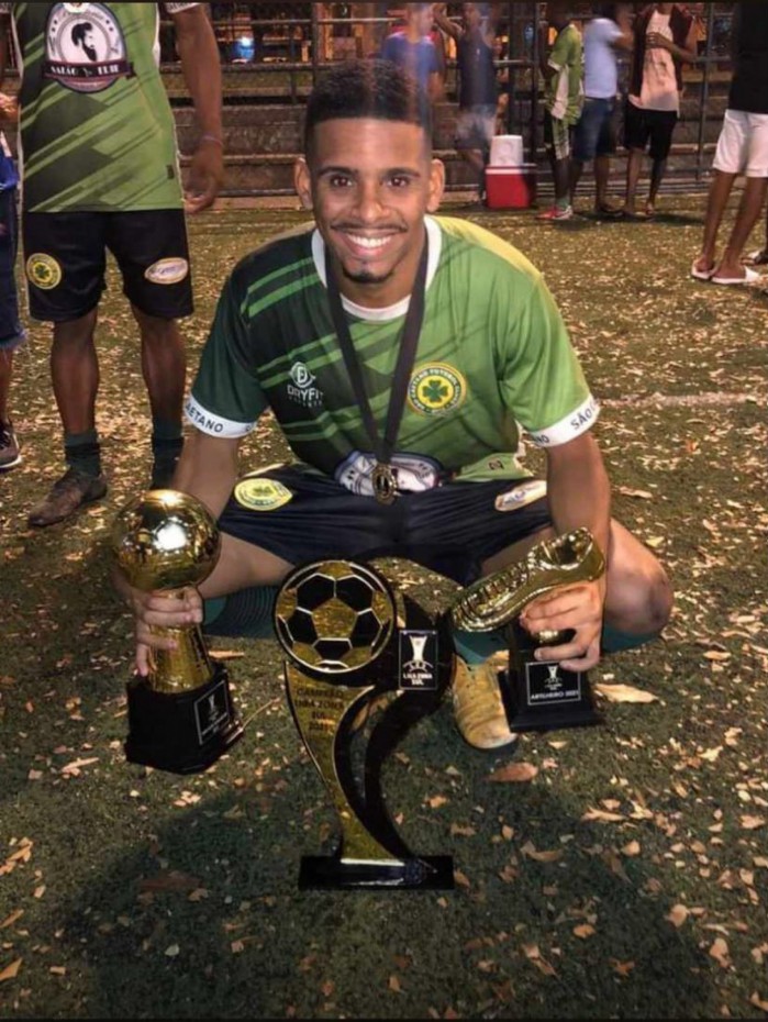 Fabr&iacute;cio dos Santos Silva: morto ao entrar em favela por engano, dizem amigos. Caso &eacute; apurado pela DH