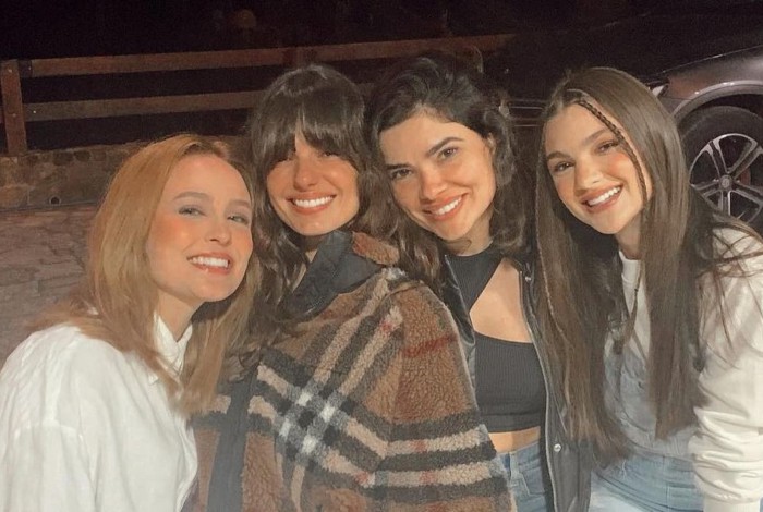 Larissa Manoela compartilha fotos de encontro com Isis Valverde, Vanessa Giácomo e Debora Ozório