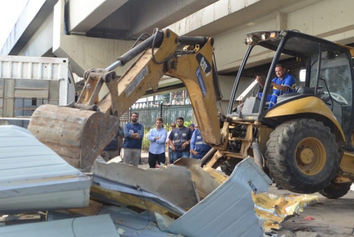 Secretaria de Ordem Pública demoliu o ferro-velho clandestino na Praça da Bandeira
