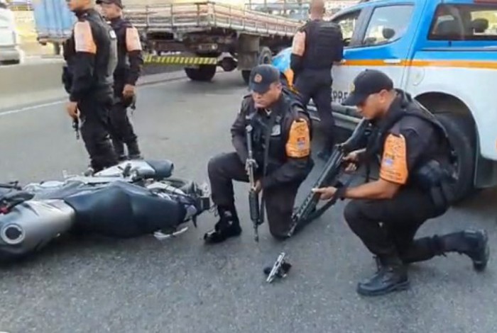 Agentes apreenderam a moto e a pistola utilizadas no crime 