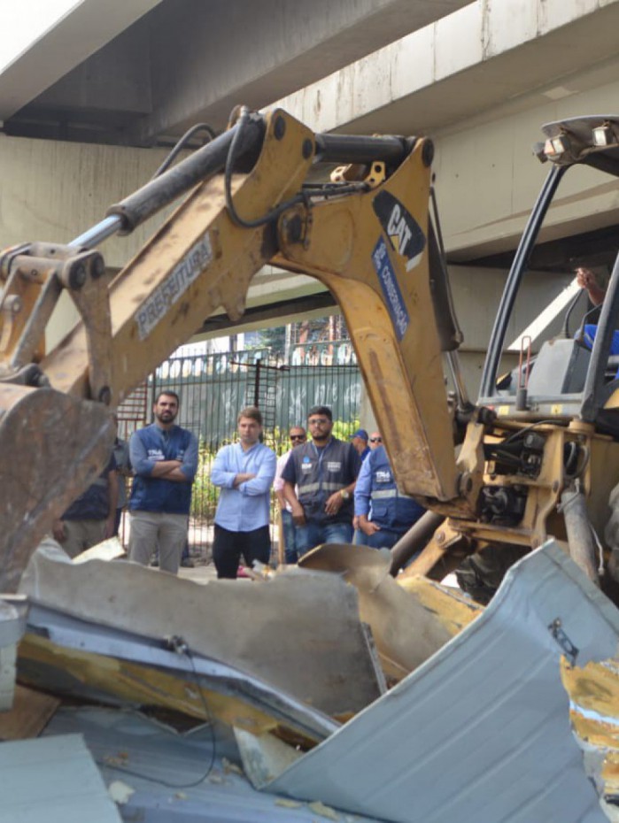 Secretaria de Ordem Pública demoliu o 
ferro-velho clandestino 