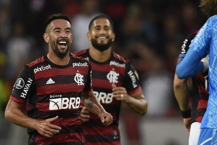 Brazil's Flamengo Chilean Mauricio Isla (C) celebrates after scoring against Peru's Sporting Cristal during their Copa Libertadores group stage football match, at the Maracana stadium in Rio de Janeiro, Brazil, on May 24, 2022.
MAURO PIMENTEL / AFP