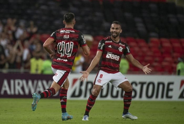 Isla e Thiago Maia comemoram gol
