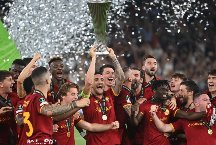 Jogadores da Roma celebram o título da Conference League