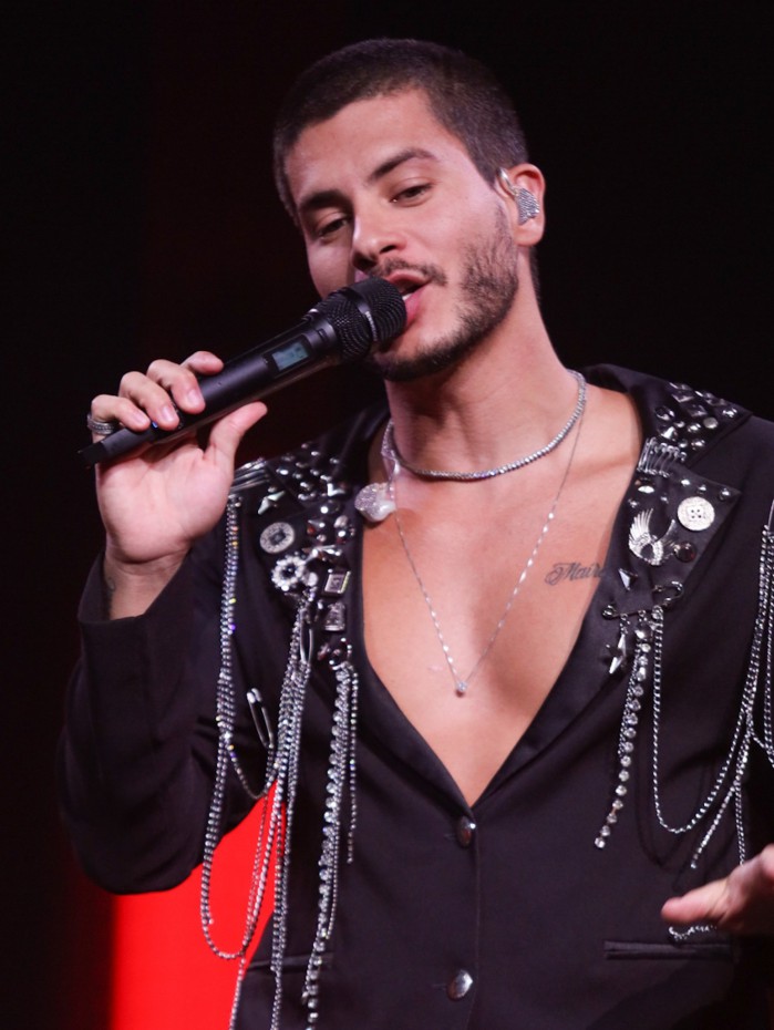 Arthur Aguiar exibe tatuagem com o nome de Maíra Cardi no peito