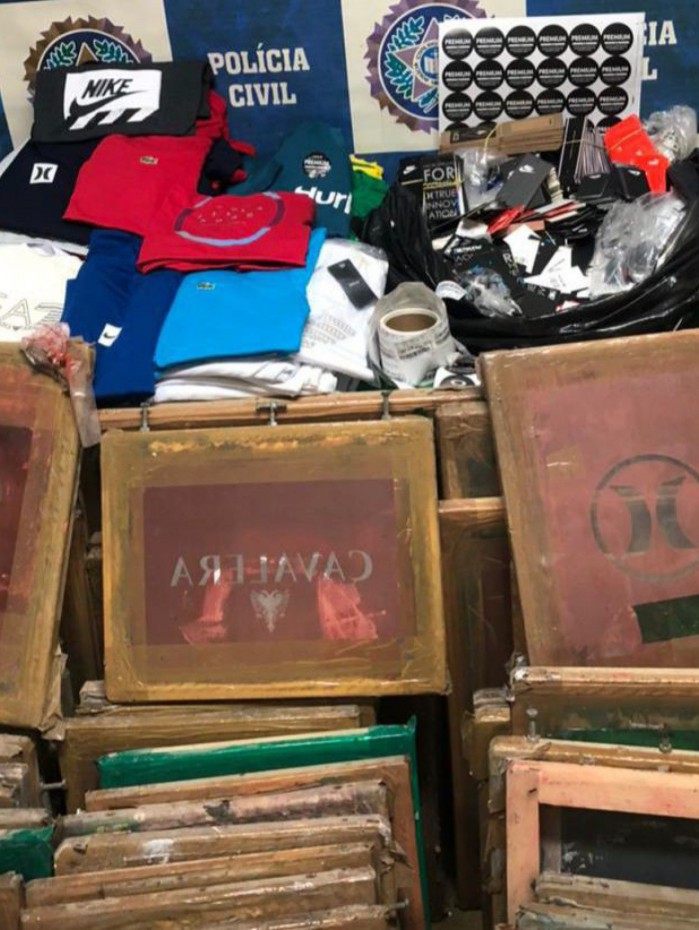 O material foi apreendido pelos policiais