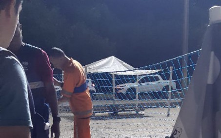 Depósitos clandestinos enterrados na praia do Flamengo são removidos