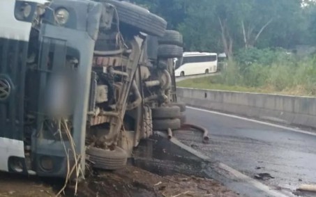 Caminhão-tanque tomba e interrompe trânsito na Serra das Araras