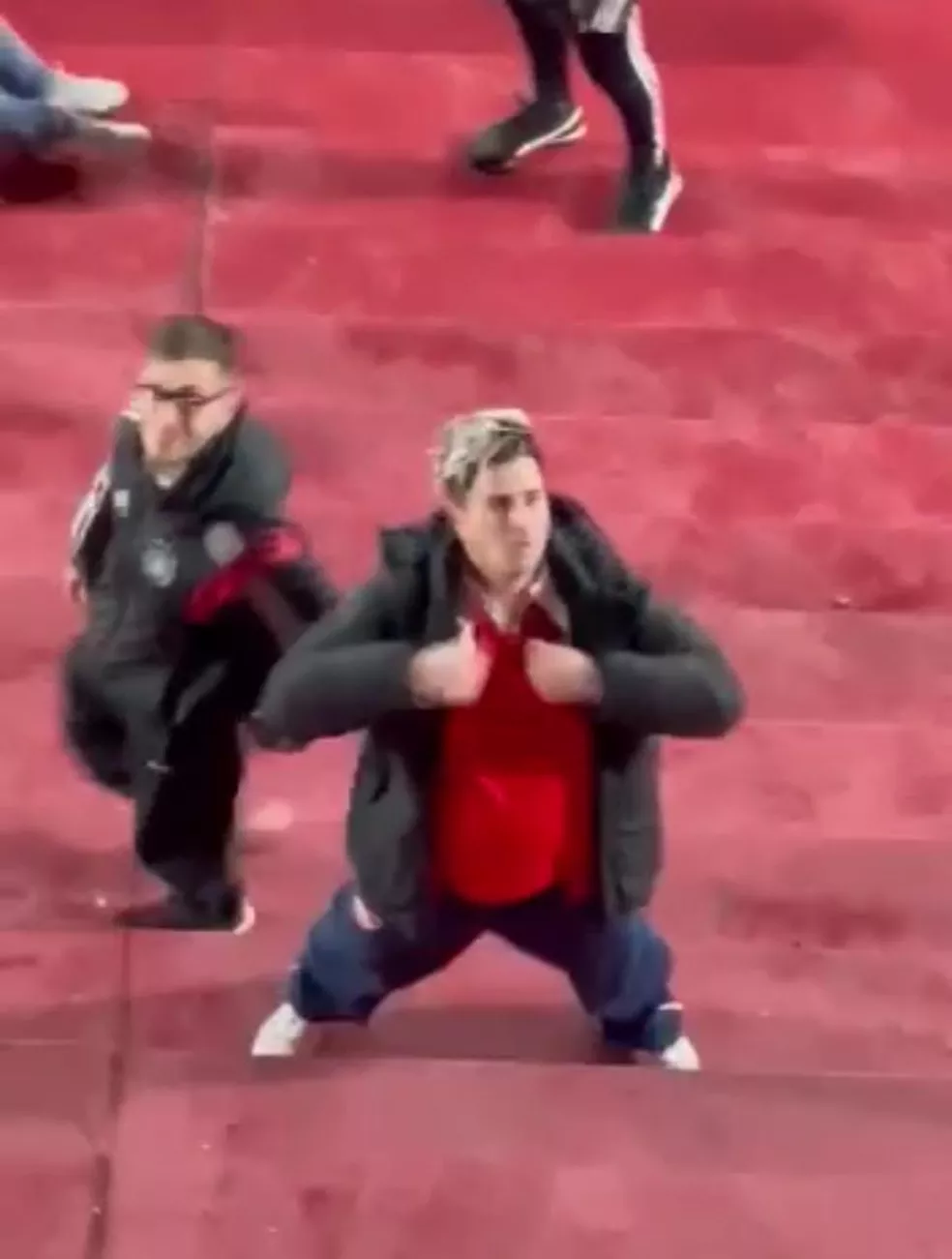 Um dos torcedores do Independiente que imitou macaco na dire&ccedil;&atilde;o da torcida do Cear&aacute;