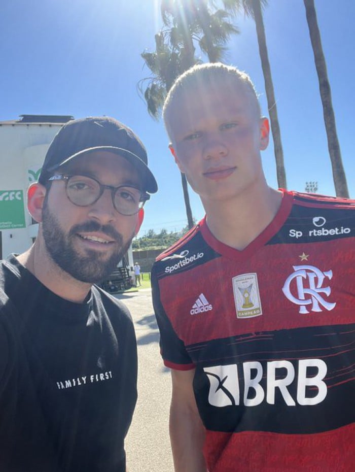 Haaland aparece vestindo camisa do Flamengo