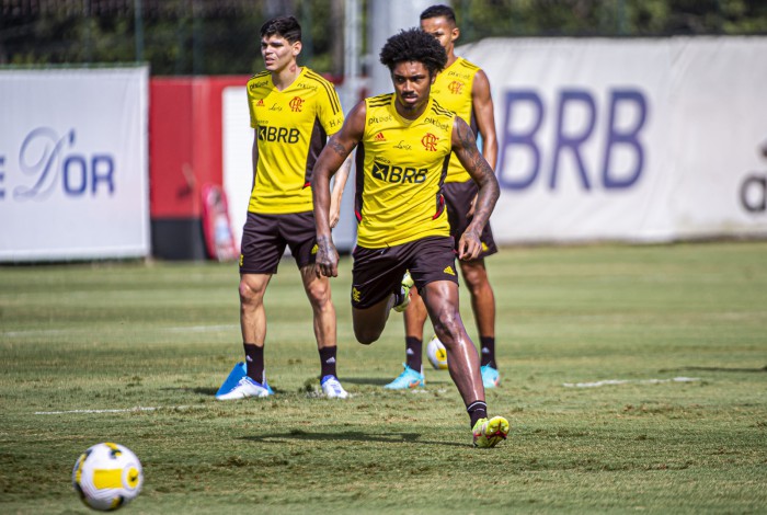 Vitinho em treino pelo Flamengo nesta sexta-feira, no Ninho