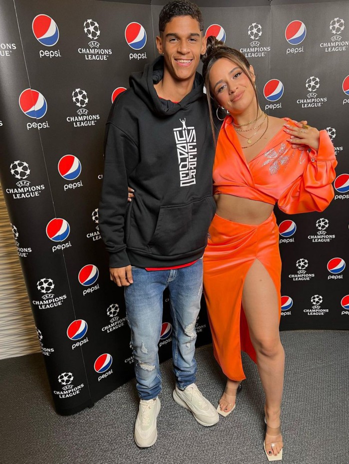 Luva de Pedreiro ao lado da cantora cubana Camila Cabello, em um evento em Paris