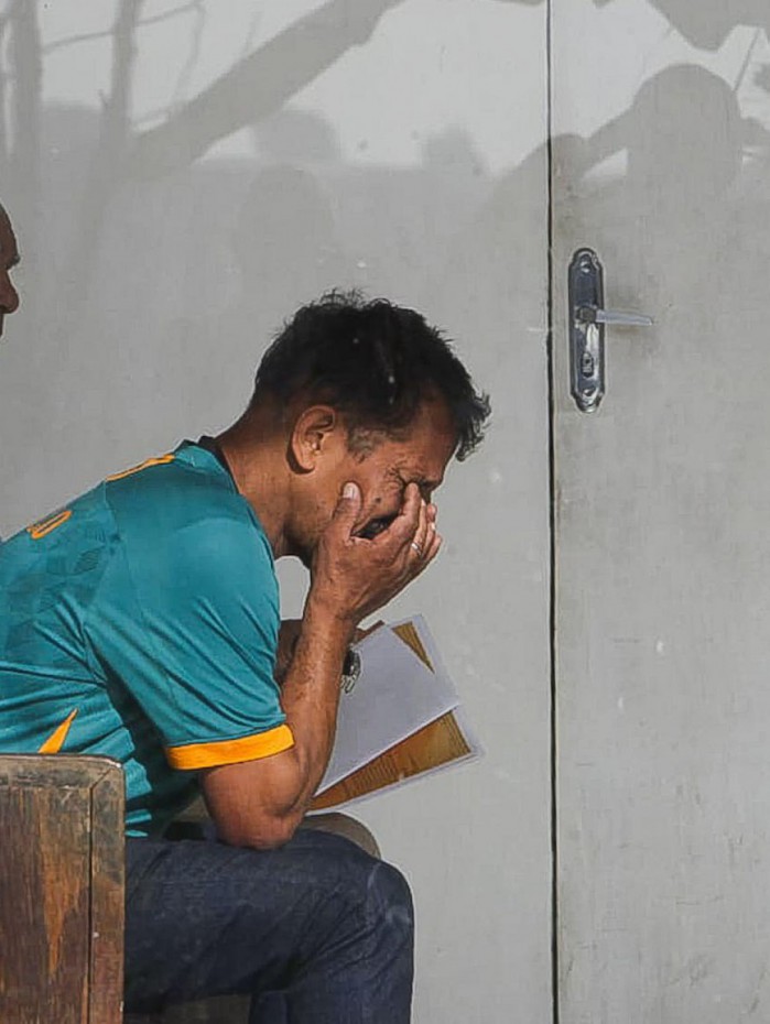 Abalado, o pai do jovem usava uma camisa do Fluminense, que pertencia ao jovem, e foi amparado por familiares no IML de Nova Iguaçu