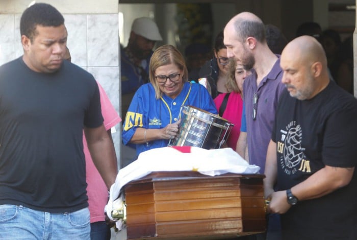 Amigos de André carregam caixão durante velório do ritmista assassinado por criminosos em assalto no Méier 