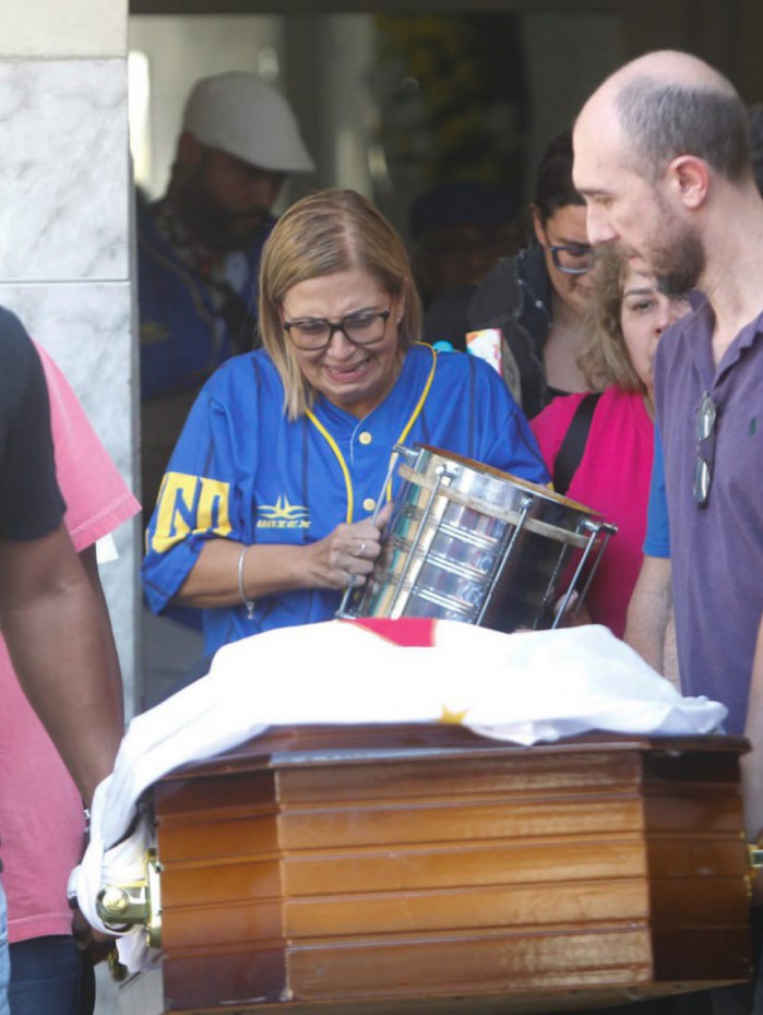 Amigos de Andr&eacute; carregaram caix&atilde;o durante vel&oacute;rio do ritmista assassinado por criminosos em assalto no M&eacute;ier 