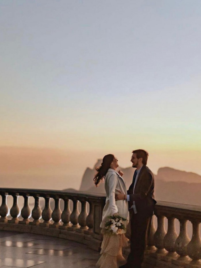 Noivos ap&oacute;s cerim&ocirc;nia no Cristo Redentor