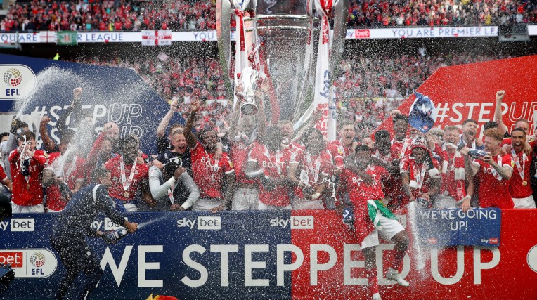 Nottingham Forest vence playoff e volta à Premier League após 23