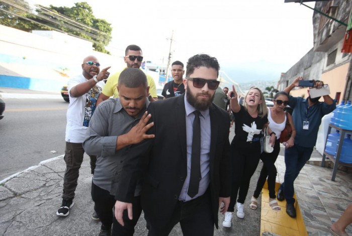 Gustavo Lima, advogado de Gabriel Monteiro, precisou deixar o Cemitério Municipal de Mesquita, onde ex-assessor estava sendo velado