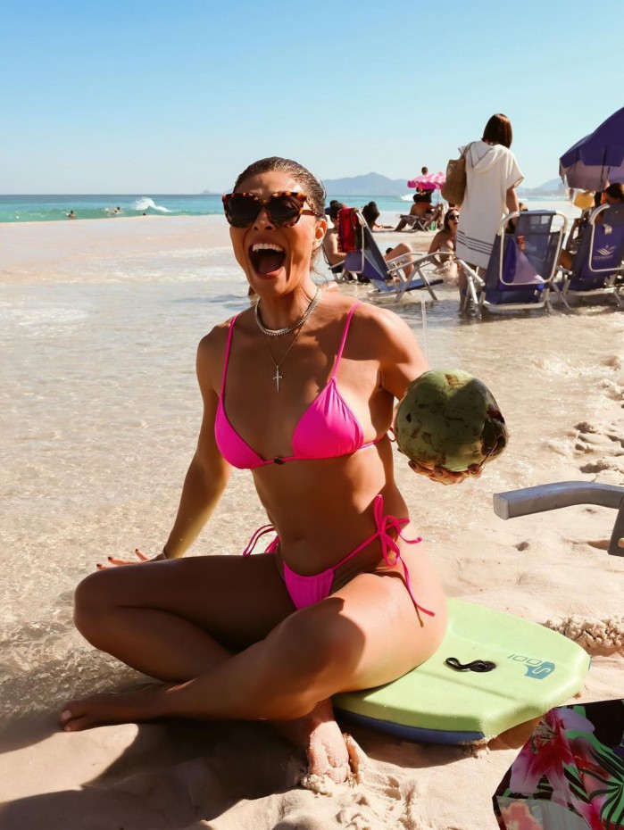 Juliana Paes posta fotos de dia na praia com a família