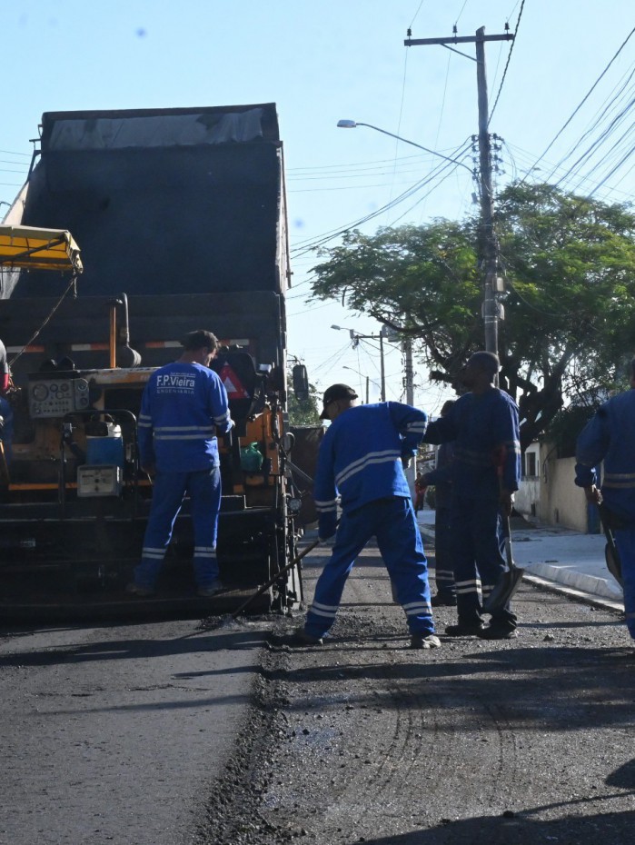 Com investimento de R$ 11,5 milhões, 15 ruas do bairro estão sendo contempladas com as melhorias.
