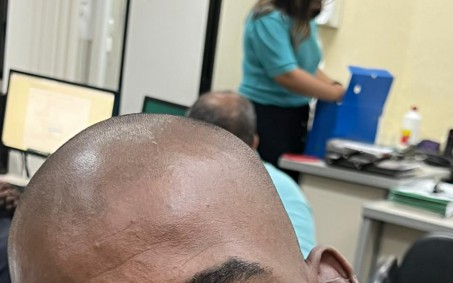 Amigos buscam ajuda para encontrar família de rapaz que ‘morava’ sob marquise de mercado na Baixada   