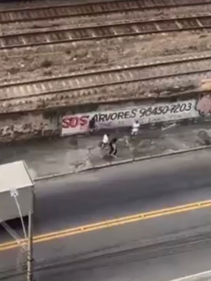 Assaltantes pulam o muro e fogem pelos trilhos do trem