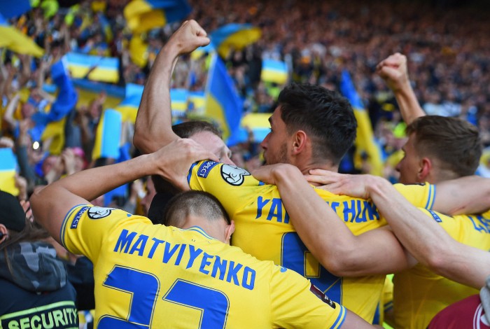 Jogadores da Ucrânia comemoram gol junto à torcida