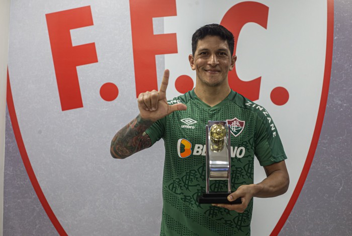 Germán Cano com o troféu de melhor atacante do Cariocão