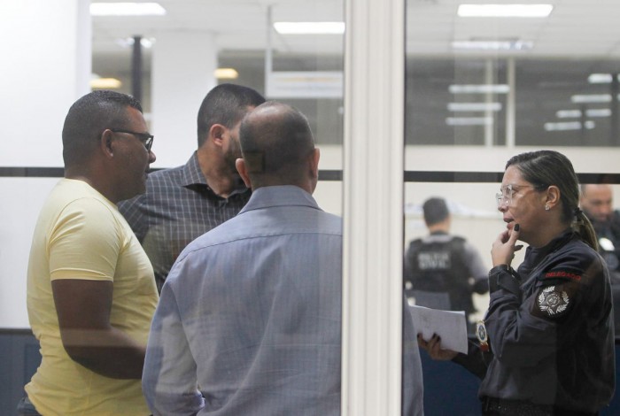 Na foto, de blusa amarela, M&aacute;rio Luiz Sim&otilde;es foi preso por recepta&ccedil;&atilde;o por estar em posse de um telefone roubado
