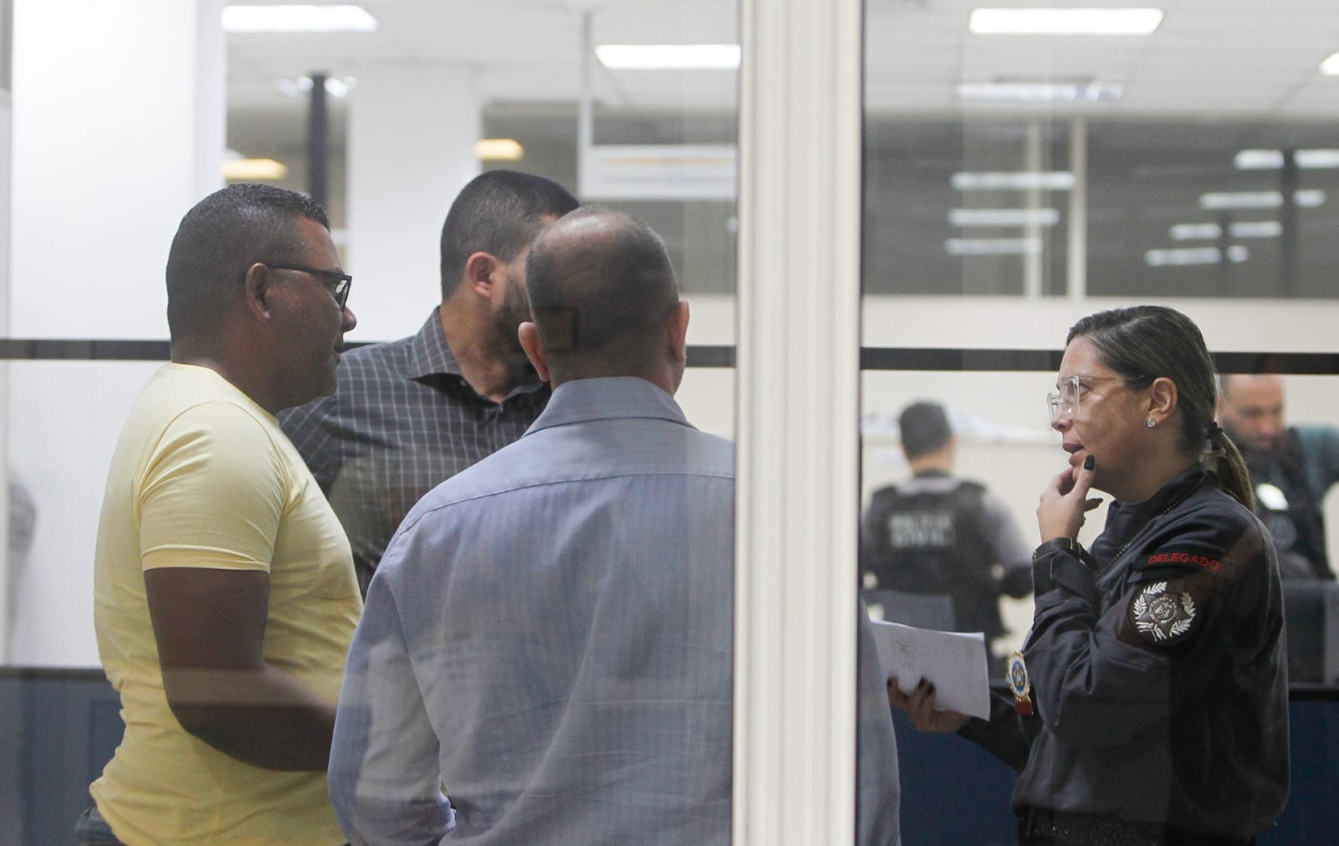 Na foto, de blusa amarela, M&aacute;rio Luiz Sim&otilde;es foi preso por recepta&ccedil;&atilde;o por estar em posse de um telefone roubado
 - Reginaldo Pimenta / Ag&ecirc;ncia O Dia