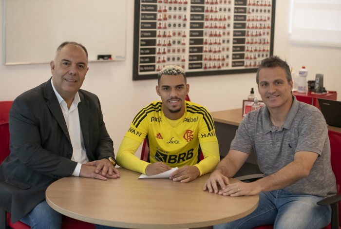 Matheuzinho, entre Marcos Braz e Bruno Spindel, oficializou a renovação de contrato com o Flamengo